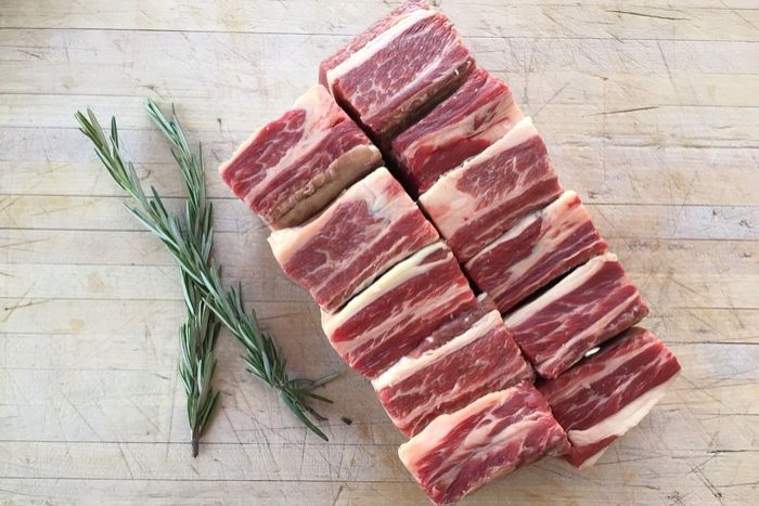 Buy English Style Beef Short Ribs Online Mercato   EyJidWNrZXQiOiJtZXJjYXRvLWltYWdlcyIsImVkaXRzIjp7InJlc2l6ZSI6eyJmaXQiOiJpbnNpZGUiLCJ3aWR0aCI6NzAwLCJoZWlnaHQiOjQ2N319LCJrZXkiOiJwcm9kdWN0LWltYWdlcy9hdE85aHc2em9OWUd2d3lmSjhzOWN1N3FBS25CWU94ZzdTbU9scVdILmpwZyJ9