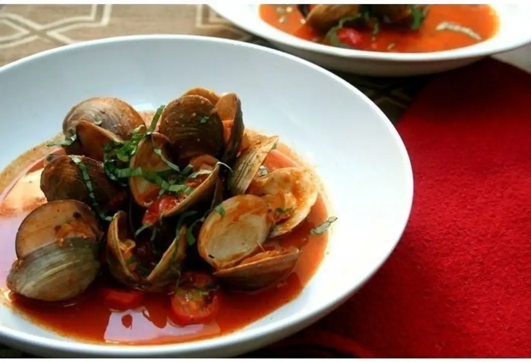 Order Zuppa di Clams (Red Sauce) - Half Tray food online from Meats Supreme store, Brooklyn on bringmethat.com