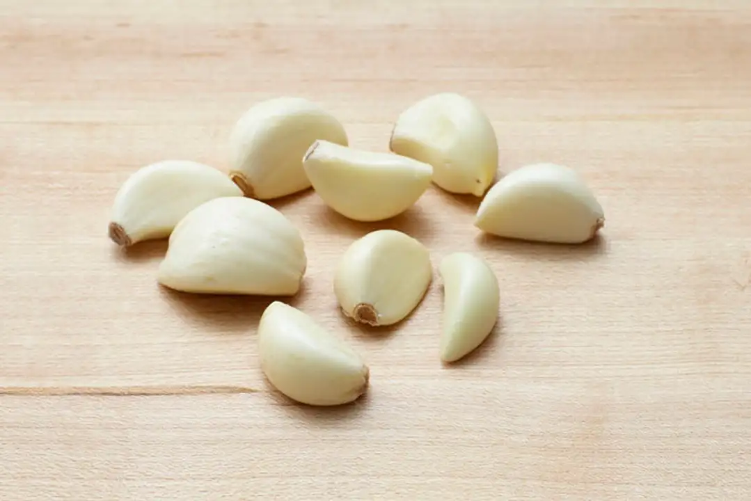 Order Peeled Garlic food online from Holiday farms store, Roslyn Heights on bringmethat.com