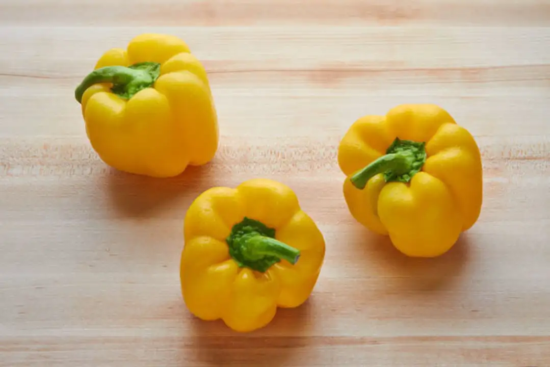 Order Yellow Bell Pepper food online from Holiday farms store, Roslyn Heights on bringmethat.com