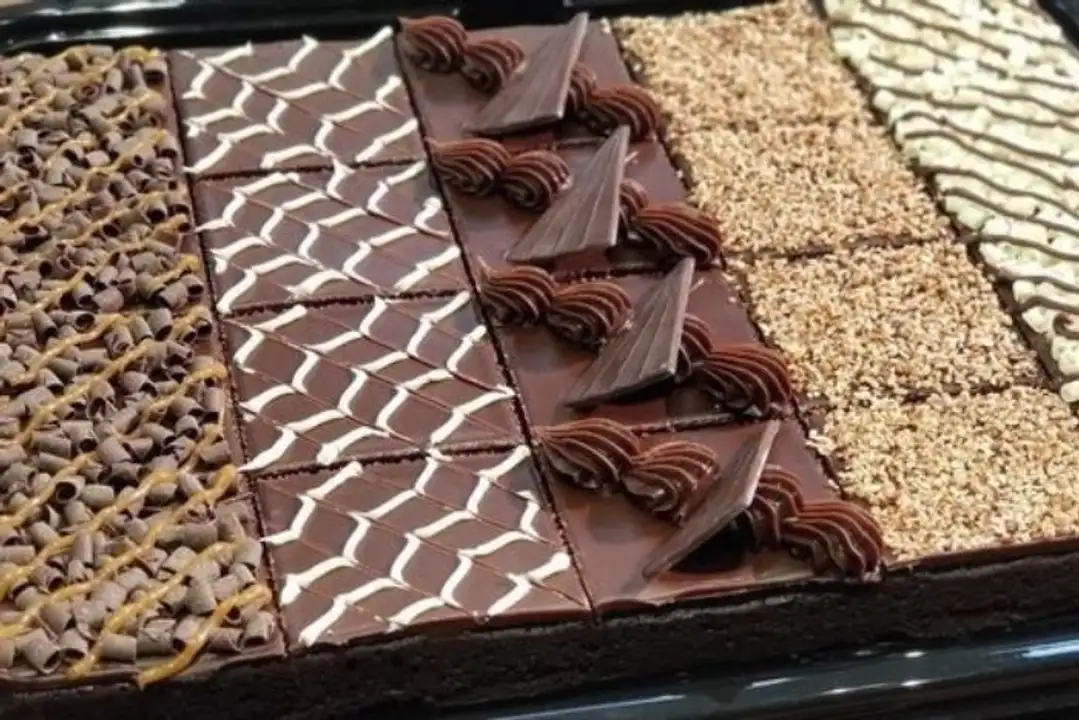 Order Brownie Tray - Small food online from Fligner Market store, Lorain on bringmethat.com