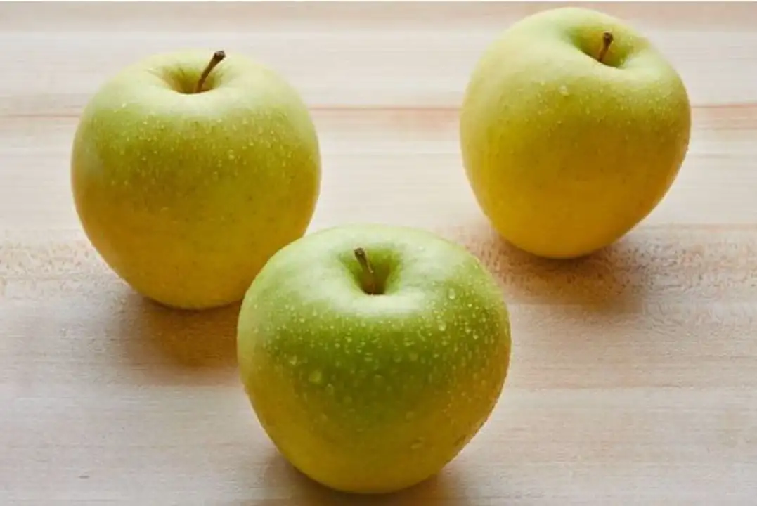 Order Golden Delicious Apples food online from Meats Supreme store, Brooklyn on bringmethat.com