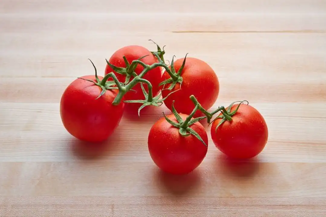 Order Vine Ripe Tomatoes food online from Fligner Market store, Lorain on bringmethat.com