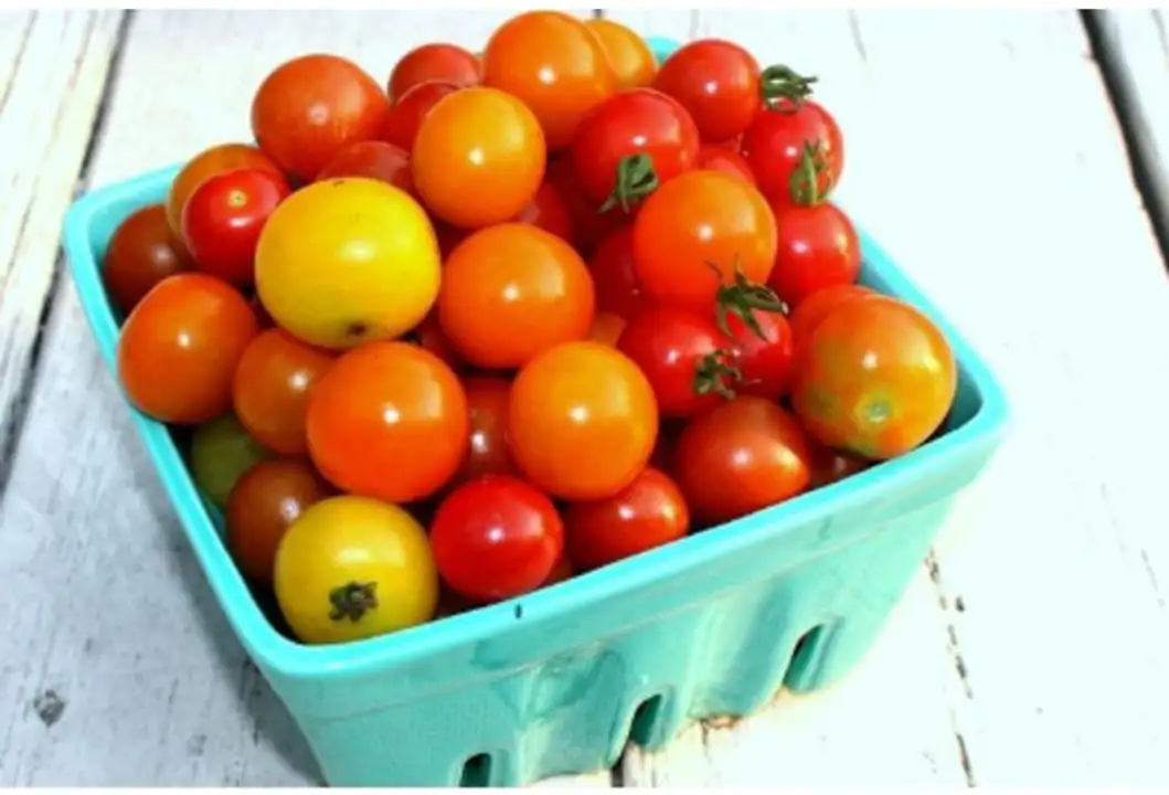 Order Cherry Tomatoes - 1 Pint food online from Meats Supreme store, Brooklyn on bringmethat.com
