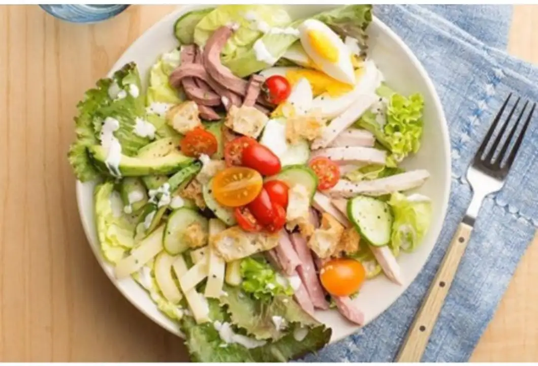 Order Chef's Salad food online from Meats Supreme store, Brooklyn on bringmethat.com