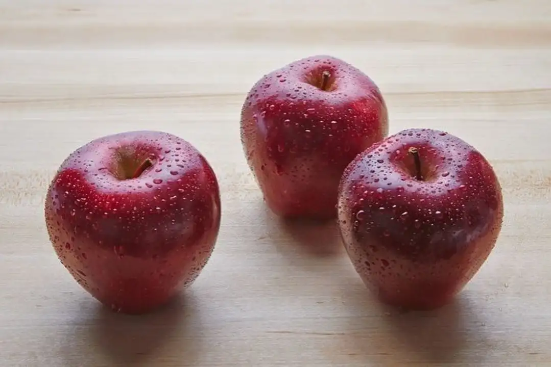 Order Large Red Delicious Apple food online from Holiday farms store, Roslyn Heights on bringmethat.com